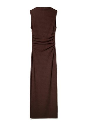 Robe sans manches marron en tissu texturé, présentant un corsage ajusté et des détails froncés au dos, avec une silhouette longue jusqu'au sol.