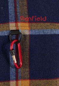 Rutet stoff i marineblått, gult og rødt har "PenField"-logoen i rød søm. Inkluderer en svart og rød karabinlås.