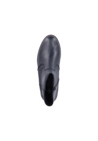 Stivale ankle in pelle blu navy con punta arrotondata e zip laterale. Presenta una superficie liscia e una suola robusta con un sottile contrasto marrone.