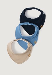 Tre bandane in tessuto a costine, di colore blu navy, azzurro e beige, caratterizzate da forme arrotondate e piccoli tag con logo sui bordi.