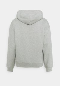 Felpa grigia con cappuccio dal tessuto morbido, dotata di tasca a marsupio, polsini e orlo a costine. Design semplice e vestibilità rilassata.