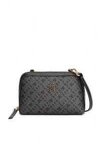 Sort mønstret håndtaske lavet af tekstureret stof med en guldlignende logo. Den har lynlås, håndledsrem og kontrasterende syningsdetaljer.