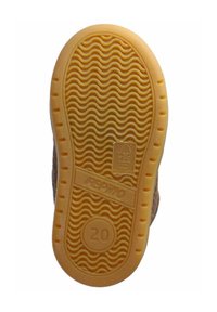 Suela de zapato de goma con un patrón texturizado ondulado en amarillo, que presenta la marca '20' y 'REPAWO', junto con una marca de certificación FSC.