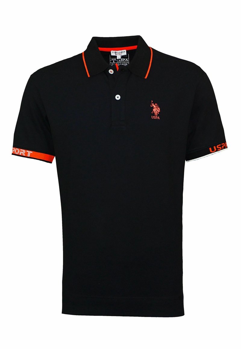 Polo noir en coton, avec une patte de boutonnage à trois boutons, des accents orange sur le col et les manches, et une broderie de logo.
