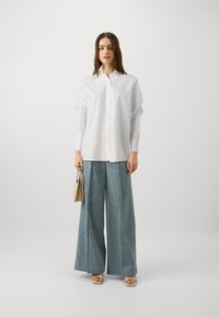 KARL LAGERFELD SIGNATURE COLLAR - Blusa - white