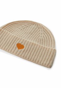 Gebreide beanie in lichtbeige met ribbeltextuur. Heeft een oranje hartapplicatie op de boord. Zacht materiaal biedt warmte en comfort.