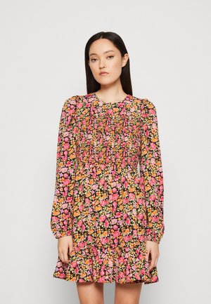 Vero Moda VMMIA SMOCK SHORT DRESS  - Robe de jour - black/pink