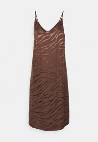 Robe sans manches marron avec un subtil motif zèbre, dotée d'un décolleté en V et d'une texture de tissu lisse et fluide.