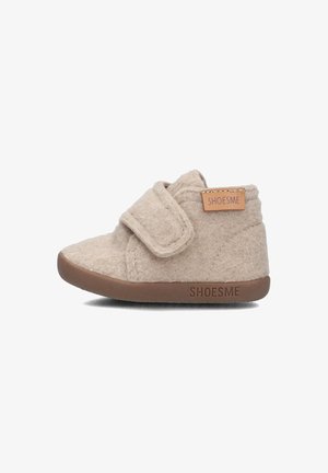 Chaussure en feutre beige pour tout-petits avec une sangle Velcro et une semelle en caoutchouc marron. Présente une texture cousue et une petite étiquette en cuir avec "SHOESME."