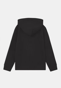 Schwarzer Kapuzenpullover mit samtiger Textur, ausgestattet mit langen Ärmeln und einem geraden Saum. Das Design ist klassisch und minimalistisch, ohne Muster.