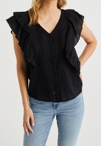 Musta V-kaula-aukkoinen paita, jossa on rypytetyt hihat, pystysuora raidallinen kuvio ja etupainike. Valmistettu kevyestä kankaasta.