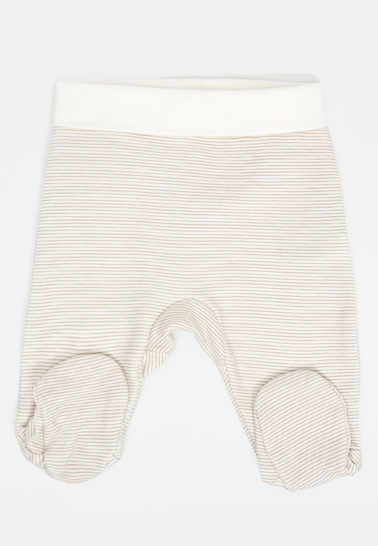 Pantalones de bebé con pies a rayas beige y blancas, con una suave cinturilla blanca, dispuestos sobre un fondo blanco.