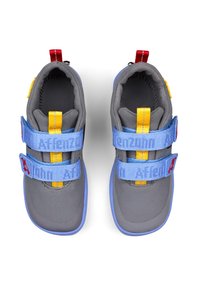 Zapatos de tela gris con correas ajustables azules, acentos amarillos y herrajes rojos. Punta redondeada y suela acolchada para mayor comodidad.
