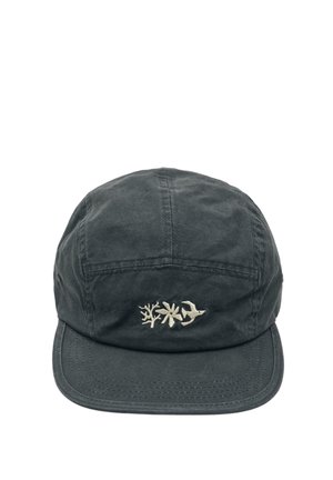 Tmavosivá látková čiapka s zakriveným štítkom, na prednej strane zdobená malými bielymi vyšívanými vzormi koralu, kvetu a vtáka.