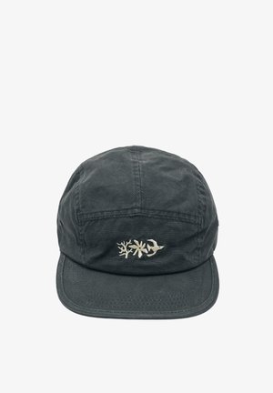 Casquette en tissu gris foncé avec une visière incurvée, ornée de petits motifs blancs brodés représentant du corail, une fleur et un oiseau à l'avant.