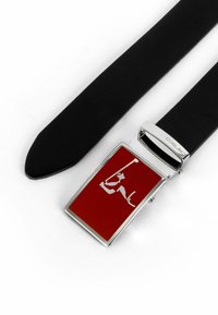 Schwarzledergürtel mit einer rechteckigen silbernen Schnalle, die einen roten Hintergrund und ein weißes Grafikdesign in der Mitte zeigt.