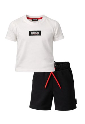 T-shirt bianca a maniche corte con patch logo "Just Cavalli" abbinata a pantaloncini con fascia elastica nera e coulisse rosse.