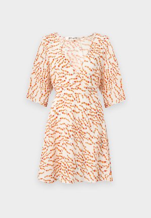 Robe blanche à col en V avec manches jusqu'au coude, taille cintrée et motif floral orange réparti uniformément sur le tissu.