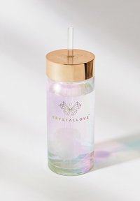 Transparente Glas-Wasserflasche mit einem goldenen Metalldeckel, einem Strohhalm und einem leichten, schillernden Glanz. Auf der Vorderseite befindet sich ein aufgedrucktes Logo in der Mitte.