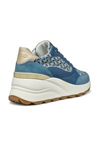 Zapatillas de ante azul y malla con una suela acolchada blanca y marrón, que cuenta con un acento dorado en el talón y patrones geométricos en los laterales.