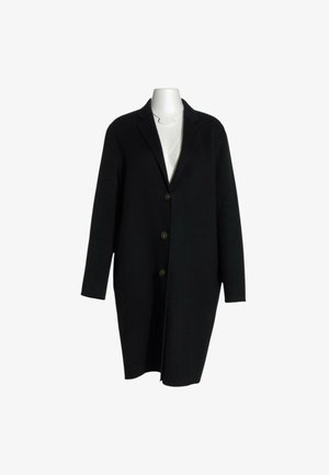 Long manteau noir en laine avec trois boutons sur un mannequin blanc sans tête sur fond blanc.