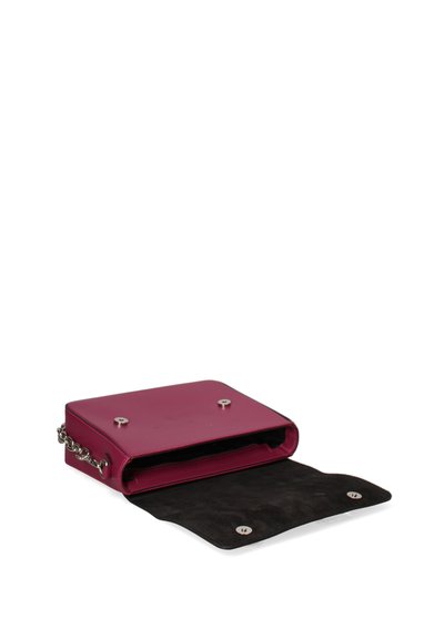 Borsa a tracolla fucsia in pelle con esterno liscio, hardware in argento e interno in suede nero. Si chiude con due bottoni a pressione. Tracolla a catena visibile.