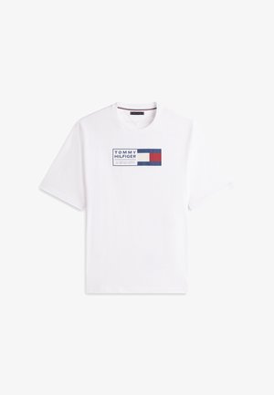 Weißes T-Shirt mit kurzen Ärmeln und Rundhalsausschnitt, mit einem rechteckigen Tommy Hilfiger Logo in Blau, Rot und Weiß, mittig auf der Brust platziert.