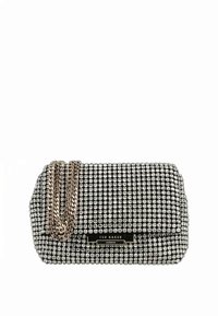 Schwarze Clutch mit silbernen Strasssteinen, ausgestattet mit einem goldenen Kettenriemen und einer schwarzen Logo-Plakette. Rechteckige Form mit strukturierter Oberfläche.