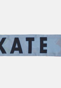 Ruban en tissu bleu avec des lettres noires en gras disant "SKATE". La texture semble lisse, adaptée à des accessoires ou à un usage décoratif.