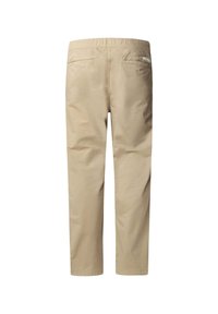 Pantalones beige de corte relajado, con cintura elástica, dos bolsillos traseros y fabricados en algodón suave. Sin patrones visibles ni elementos metálicos.