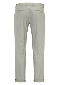 Pantalon gris clair ajusté avec passants de ceinture, deux poches arrière boutonnées et revers retroussés, vu de dos.