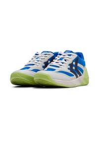 Blaue und weiße Sportschuhe mit einem Mesh-Obermaterial, grüner Gummisohle und schwarzen Akzenten. Verfügt über ein Schnürdesign und strukturierte Details.