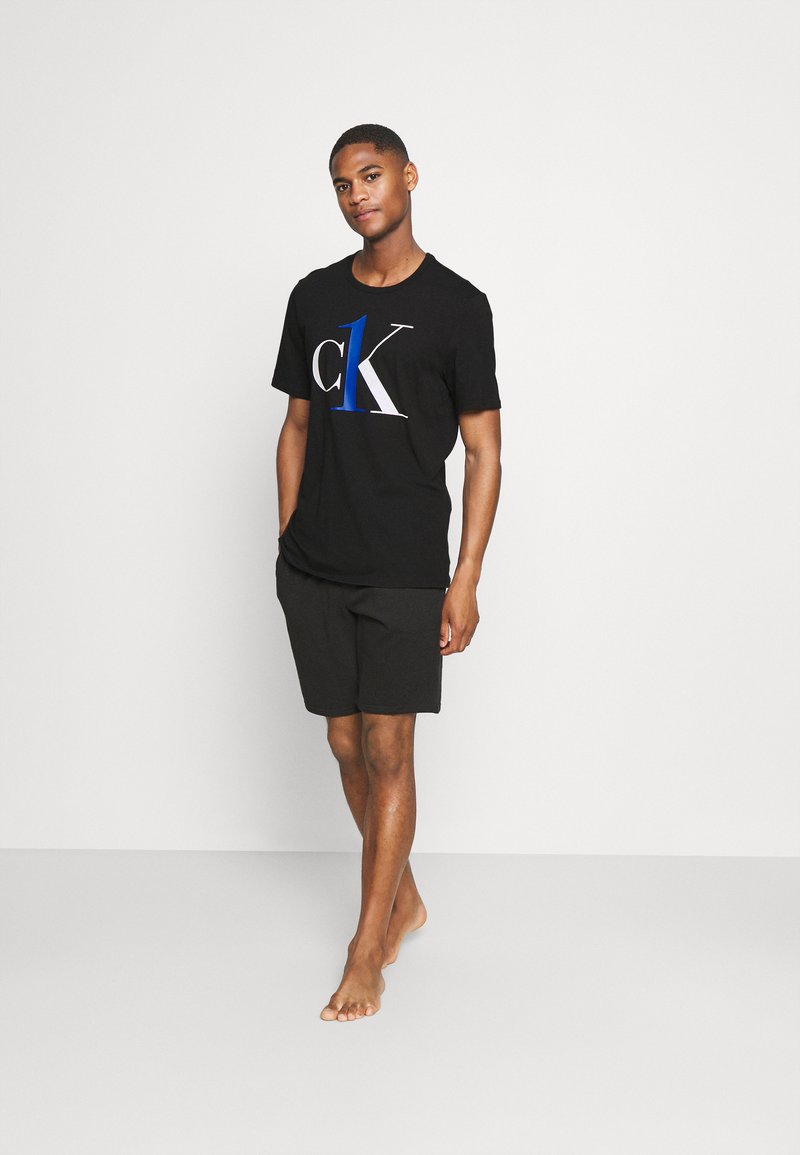 Herren Pyjamas | Calvin Klein Underwear GRAPHIC TEES CREW NECK Nachtwäsche Shirt black/schwarz - CQ34353 Herren Pyjamas | Calvin Klein Underwear GRAPHIC TEES CREW NECK Nachtwäsche Shirt black/schwarz - CQ34353