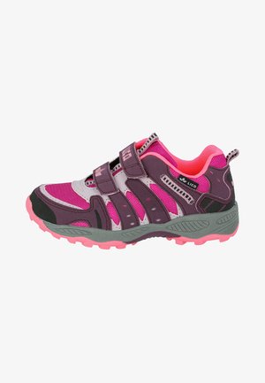 Paarse en roze sport schoenen met een gestructureerde bovenkant, klittenband straps, een dikke grijze zool en roze profiel voor grip.