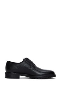 Zapato de vestir negro de cuero con un acabado texturizado, punta redonda y diseño de cordones. Presenta una suela negra resistente con surcos sutiles.