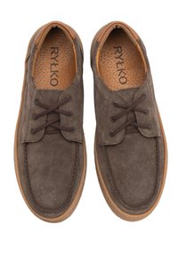 Braune Wildleder-Schnürschuhe mit einer glatten Oberfläche und kontrastierenden beige Akzenten. Sie haben eine strukturierte Einlegesohle für zusätzlichen Komfort.