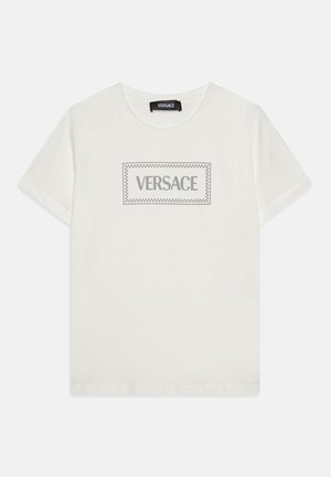 T-shirt branco de algodão com mangas curtas, decote redondo e um logotipo retangular cinza "VERSACE" contornado por uma borda decorativa.