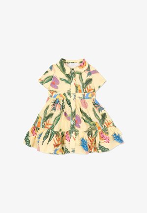 Vestido amarillo de manga corta para niño pequeño con estampado tropical de flores y pájaros, cierre de botones en la parte delantera y falda fruncida con borde con volantes.