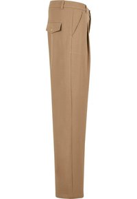 Pantalon marron clair sur mesure avec passants de ceinture, braguette à l'avant, poches latérales et poche à rabat boutonnée à l'arrière.