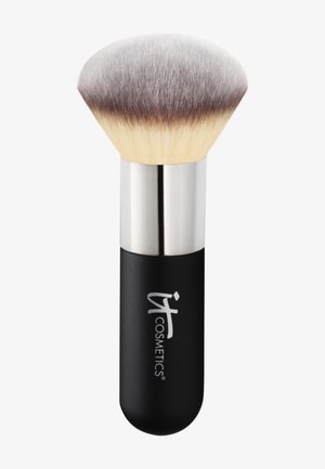 Pinceau de maquillage Kabuki avec des poils denses bicolores, un ferrule argenté et un manche noir marqué "IT Cosmetics".
