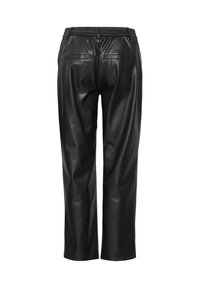 Pantalon noir en cuir synthétique avec taille élastique et deux poches passepoilées à l'arrière, vu de dos sur fond blanc uni.