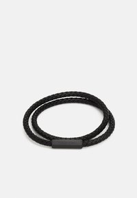 Mustmust mustriba nahkakeed, millel on sile, ristkülikuline metallist klamber Calvin Klein logo ja kaks silmust reguleeritava sobivuse jaoks.