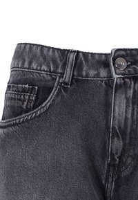 I jeans in denim neri presentano una vita alta, un design tradizionale a cinque tasche, cuciture dorate discrete e una chiusura con bottone metallico.