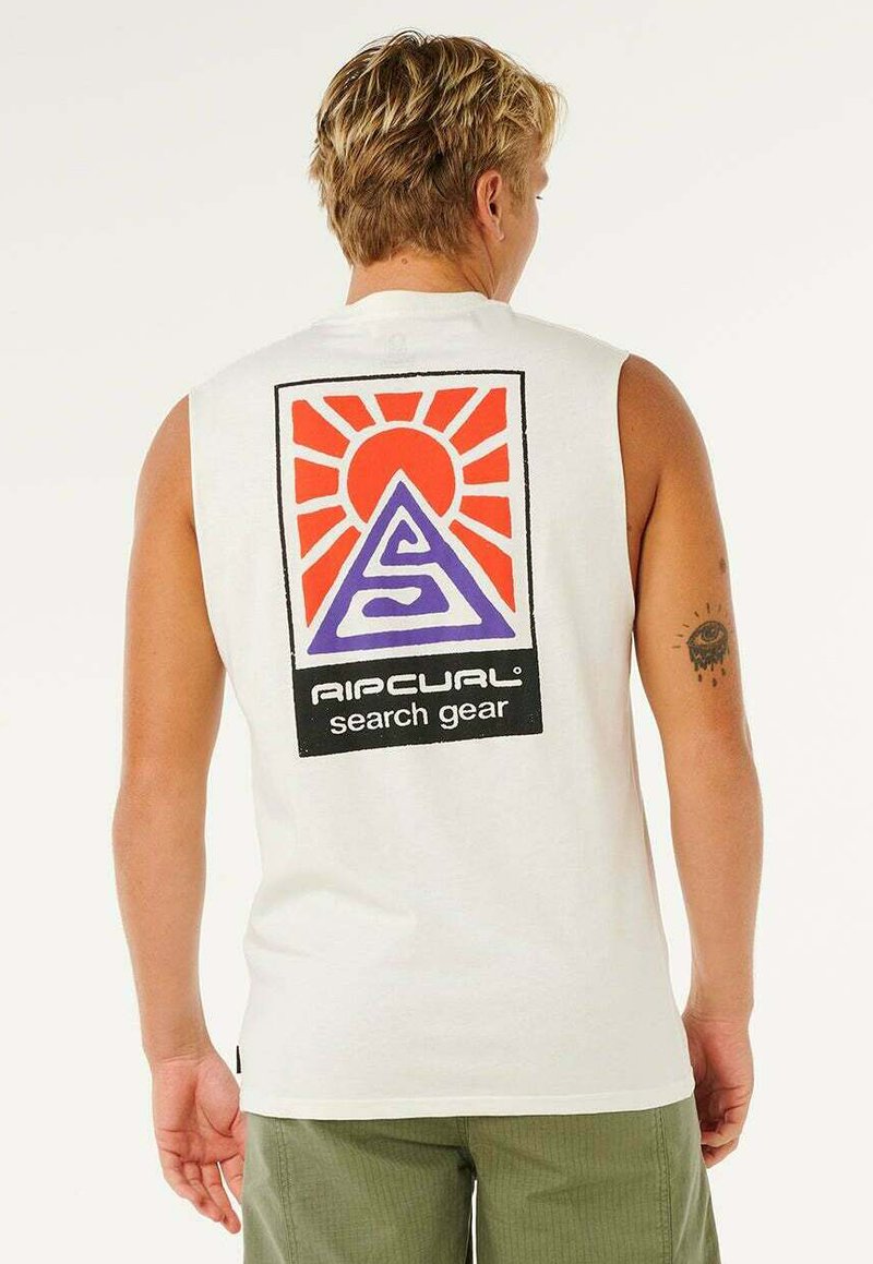 Weißes ärmelloses Shirt mit einem bunten Rip Curl-Logo, bestehend aus einer roten Sonne, einem violetten Dreieck und schwarzem Text "search gear". Hergestellt aus weichem Baumwollmaterial.