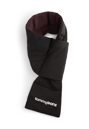 Schwarzer wattierter Schal mit burgunderfarbenem Innenfutter und weißem "tommyjeans" Logo an einem Ende, dargestellt auf weißem Hintergrund.