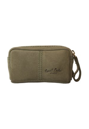 Kleine rechteckige Wildledertasche in Olivgrün mit Handgelenksriemen und "Gusti Leder studio" auf der Vorderseite geprägt.