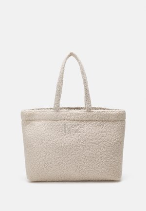 Borsa a tracolla beige con texture e due manici, caratterizzata da un logo ricamato "N°21" di lato. Il materiale morbido e peloso conferisce un aspetto accogliente.
