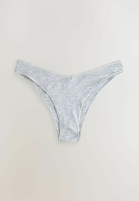 Lichtgrijze katoenen slip in bikini-stijl met dunne randafwerking, plat gelegd op een lichte neutrale achtergrond.