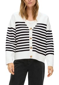 Gestreifter Cardigan in Schwarz-Weiß mit V-Ausschnitt, geripptem Saum und fünf großen Knöpfen vorne. Weicher, gestrickter Stoff, lockere Passform.