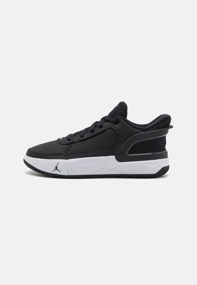 Schwarze Sportschuhe mit strukturiertem Obermaterial, schwarz-weißer Farbkombination, gepolstertem Kragen, Schnürverschluss und einer weißen Zwischensohle mit Muster.